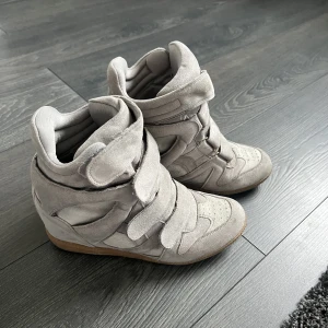 Gråa Skor  - Isabel marant liknande skor! Hör av dig vid fler bilder eller vid frågo🤍