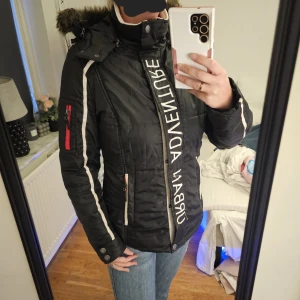 Snygg Bonprix Vinterjacka Storlek 38 - Märke : bonprix Storlek: 38 Skick : I bra skick.