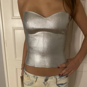 Silvrig bandeau topp - Silvrig bandeau topp från zara helt oanvänd med lappen kvar!
