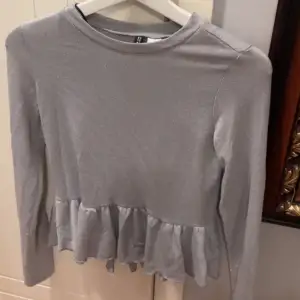 Säljer denna gråa tröja från H&M med volanger nedtill 💗