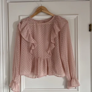 Genomskinlig blus - Jättesöt rosa genomskinlig blus. Passformen är så så fin. 