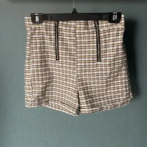 Shorts som jag inte andvänder längre. Är i storlek L men sitter tight runt bakdelen. Pris 110kr Köparen står för frakten💕