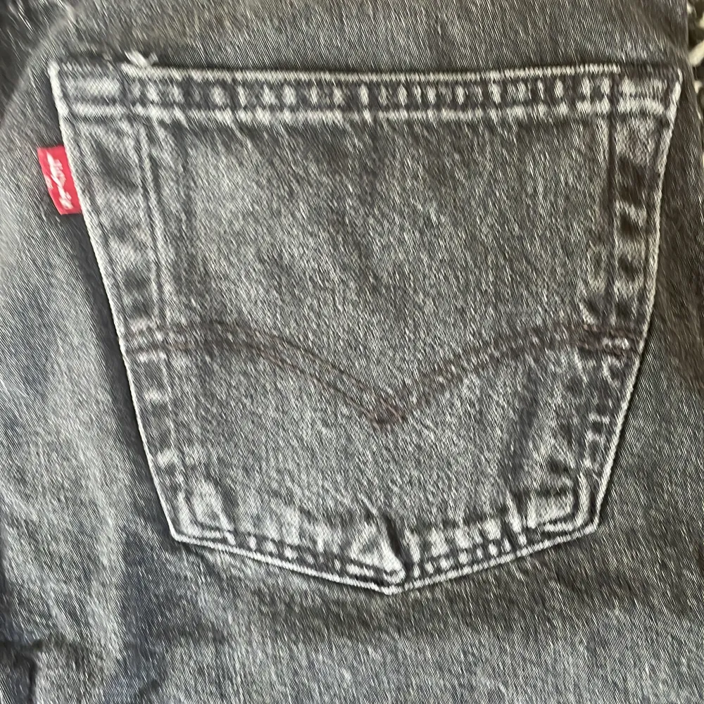 Svarta levis jeans 501 i strl W31 L32 knappt använda inget spår av användning nyskick. Jeans & Byxor.