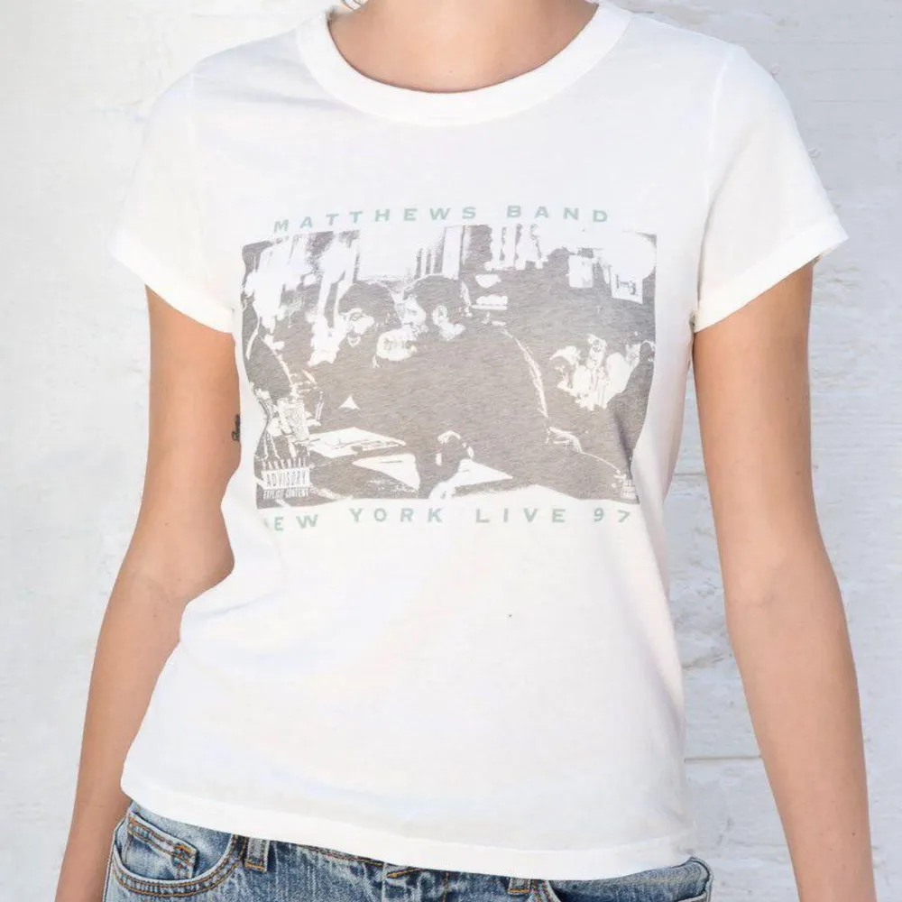 Vit brandy melville t shirt med tryck, någorlunda använd därav defekter: lite nopprig på sina ställen, aningen missfärgad av deodorant. Första bilden från hemsidan, andra två är mina. Säljer via köp nu 🩷. T-paidat.
