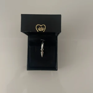 Maria Nilsdotter Örhänge  - Intressekoll på detta örhänge från Maria Nilsdotter! Fint skick köpt i början av sommaren. Öppen för byten 💕 