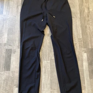 Z Zegna  - Säljer nu min Z Zegna kostym då jag inte har användning för den längre, den är i mycket bra skick, då endast använd 5 gånger  Beskrivning: Techmerino kostym av Ermenegildo Zegna Enkelknäppt Klassiska slag Welt bröstficka Fickor med lock Snedfickor på höft