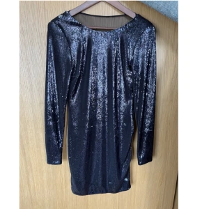 Paljettklänning - Svart paljettklänning från Tiger of Sweden. Endast använd 1 gång. Storlek M, nypris är 3500kr, mitt pris 900kr. Perfekt till nyår!