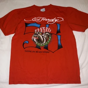 Ed Hardy T-shirt  - Två Ed Hardy tröjor i nyskick!  En orange och en röd, båda i storlek L. En för 300kr, två för 500kr! (I den röda är lappen bortklippt)