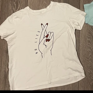 Två T-shirts med tryck - Båda är 158/164. Den vita har bara använts en gång, medans den blå är köpt begagnad så har används ett x antal gånger. Inget synligt slitage på något av plaggen