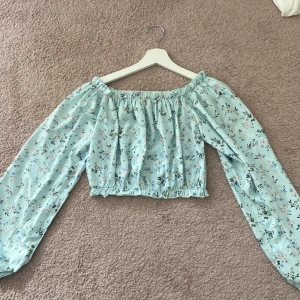 En blus💗🤍 - En helt oanvänd blus som är i helt nytt skick och kommer från Gina Young. Storlek 158/164. 