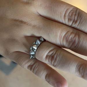 Super fin Edblad ring med nitar  Inga defekter och passar till allt !!😍
