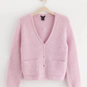 Stickad tröja  - Säljer denna super fina stickade tröjan ifrn Lindex💕 använt fåtal gånger, tryck gärna på köp nu om du är hundra procent på att du vill köpa💕