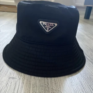 Prada hatt - Säljer den då jag tröttnat på den, kan gå ner i pris vid snabb affär. Byten funkar (helst huvudbonad)
