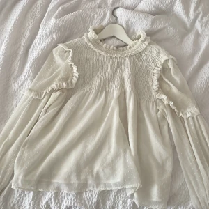 Zara blus - Säljer min jätte fina zara blus då jag inte använder den, den är i storlek M men passar mig som bär. Xs-S säljer den för 190kr + frak pris kan diskuteras 