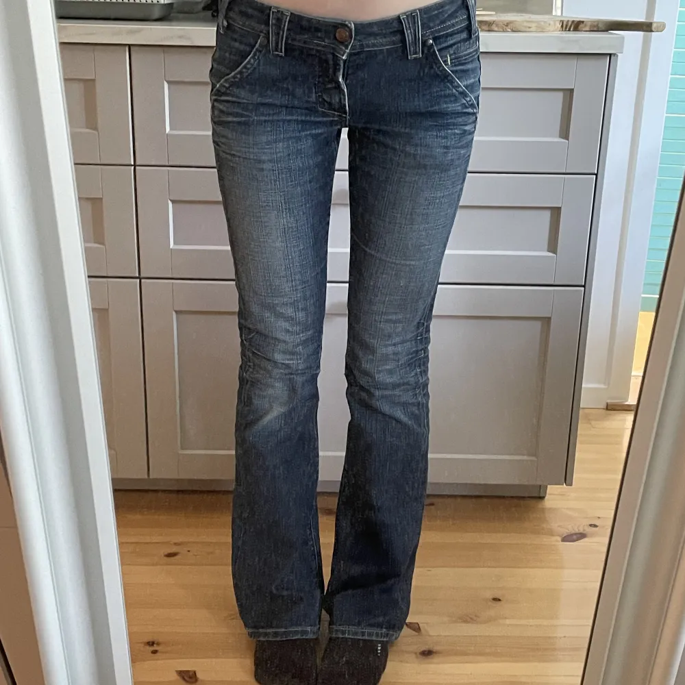 Mina favorit lågmidjade jeans som jag säljer då de tyvärr blivit för små i midjan🥲 Längden är perfekt på mig som är 172cm. Midjemått:82cm innerbenslängd: 84cm . Jeans & Byxor.