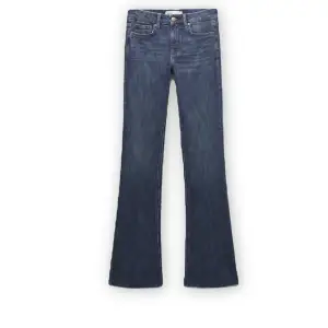 Säljer dessa Low waisted jeans från zara, finns inte att kvar att köpa på Zaras hemsida. Har två stycken ungefär likadana så säljer därför dessa💕
