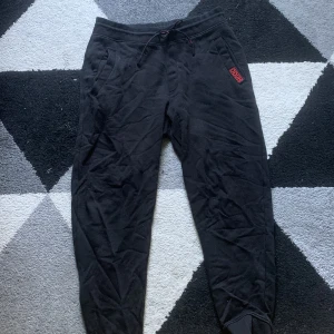 Hugo boss byxor  - Knappt använda köpa på Johnells precis innan sommaren