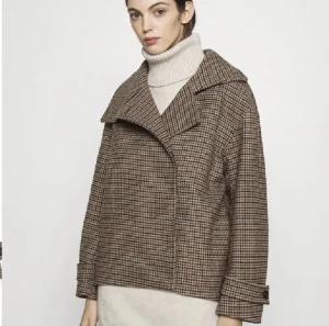 Arket kappa  - Säljer min fina arket kappa i storlek 34, köpt för ett år sen men är sparsamt använd och i fint skick💗💗