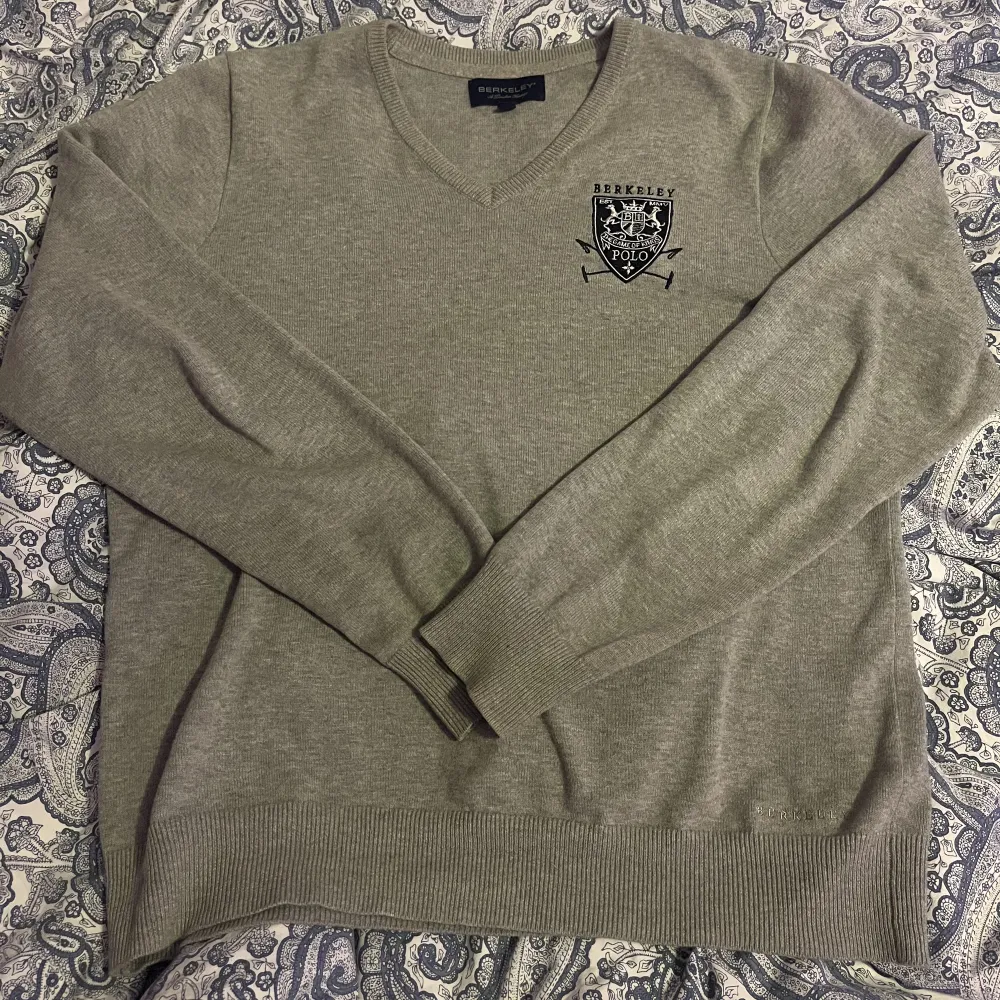 Jättefin grå Berkeley tröja i storlek medium, näst intill oanvänd🫶🏻. Tröjor & Koftor.