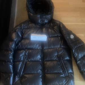Moncler Maya Black Down Jacket, använd sparsamt i två vintrar. Inga skador eller liknande. I size 4 vilket motsvarar M/L i vanliga storlekar KVTITTO FINNS!