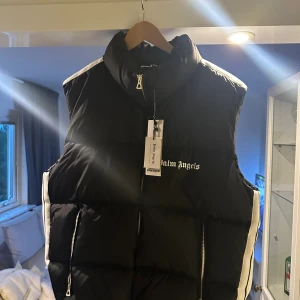 Palm Angels väst - Säljer min väst som aldrig kommit till användning. Fint skick. Lapp sitter kvar.