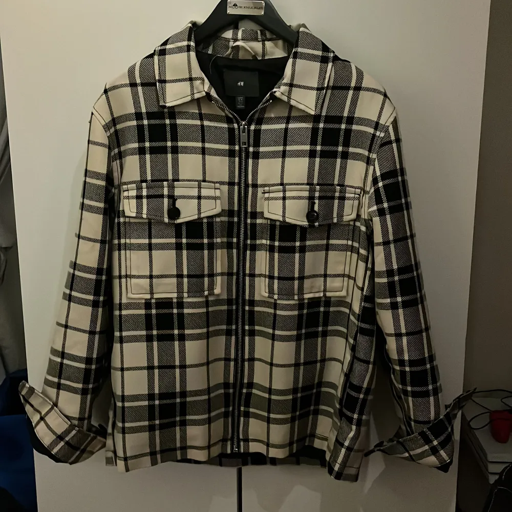 En Overshirt i ny skick köpt från hm, ny pris 600kr väldigt varm och bra till höst/vinter . Jackor.