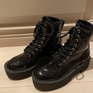 Skor - Jättesnygga kängor från H&M! Är i topp skick! Bara att skriva vid frågor🥰