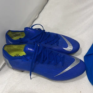 Fotbollsskor  - Säljer og mecurial fotbollsskor som inte säljs längre, skorna har inga problem eller hål. Ändå problemet är hur skorna ser ut vid sulan. (HJÄRNDOBBAR) storlek 44,5