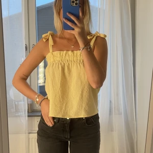 Topp - Fin topp med knyten😘storlek xs men passar s