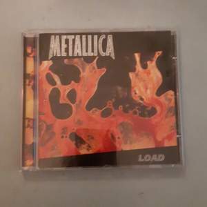 Säljer en Metallica cd skiva. Säljer även ReLoad om man kollar in mitt konto! Skivan har några få repor men det märks inte när man spelar och fodralet där man sätter in skivan äe trasigt bild 3. Några små stötta skador därmed men overall funkar allt❤