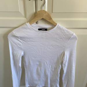 Säljer min vita ribbad tröja från Bikbok! Nyskick, aldrig använd! Storlek S, mitt pris: 75kr! Skriv om du har någon fråga eller vill ha fler bilder! 💞💞