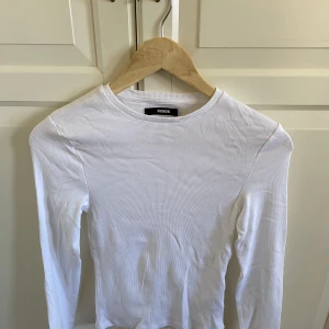 Ribbad vit tröja Bikbok  - Säljer min vita ribbad tröja från Bikbok! Nyskick, aldrig använd! Storlek S, mitt pris: 75kr! Skriv om du har någon fråga eller vill ha fler bilder! 💞💞