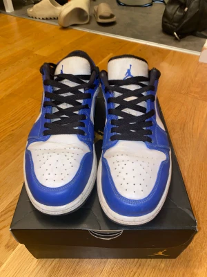 Jordan 1 low game royal storlek 43 - Jordan 1 low game royal för 450kr pris kan diskuteras! Helt okej skick men dom e väll ansvällda! Storlek 43