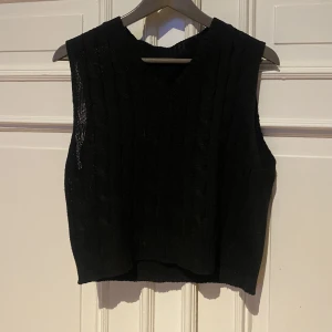 Stickad tröja  - En söt och liten stickad kortärmad tröja att ha över andra tröjor! Storlek M från shein! 