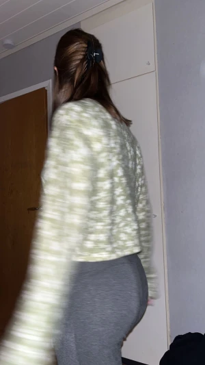 Nakd tröja  - Stickad tröja från Nakd, helt oanvänd och säljer pga kommer inte till användning. Skulle säga att den är overzised i modellen.🩷