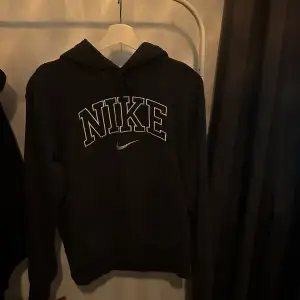 Nike retro hoodie i nyskick Nypris 900kr Säljes för 499kr