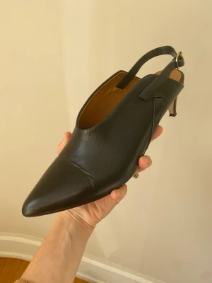 ATP Atelier slingbacks i mycket bra skick - Ett par sköna ATP Atelier slingbacks modell Abra i vegetabiliskt garvat och färgat läder, 5 cm klack, storlek 41. Tillverkade i Italien.   Sparsamt använda. Ordinarie pris 3500 kr Pris: 800 kr 