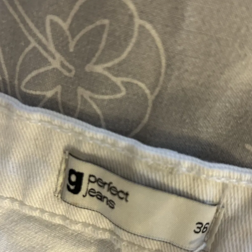 Vita lågmidjade shorts från Gina i Storlek 36, knappt använda.. Shorts.