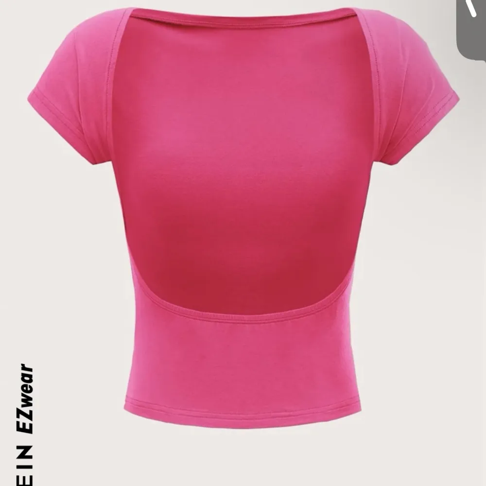 En rosa och en grå tröja med öppen rygg som inte kommer till användning, dem är näst intill oanvända och i nyskick (nypris 59kr styck)☺️. Toppar.