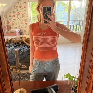 Stickat linne - Så fint vintage linne. Vet inte vart det kommer ifrån, köpt second hand. Står morgan på framsidan med rhinesstones. Står ingen storlek men passar mig som är S