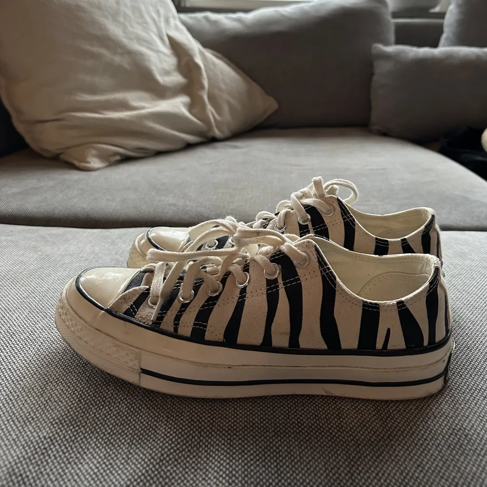 Låga zebra converse i bra skick! Knappt använda. Köparen står för frakt🫶🏼🫶🏼. Skor.