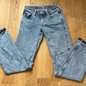 Jeans - Ett par jeans från ARROW. Köpta här på plick men de var för stora. Jättefina och lite flaird. Är osäker på storlek men det står W25 L34 
