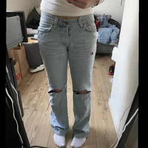 Lågmidjade jeans  - Säljer mina ljusblå Lågmidjade jenas men hål i 💕