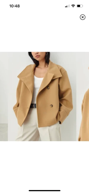 Kort kappa - Säljer min korta kappa från gina tricot då den tyvärr inte används så mycket. Nästan helt ny, endast använd några gånger. Inga defekter, hör av er om ni har frågor eller för fler bilder!💞