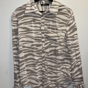 Skjorta Gina Tricot - Beige skjorta från Gina Tricot, stl 38