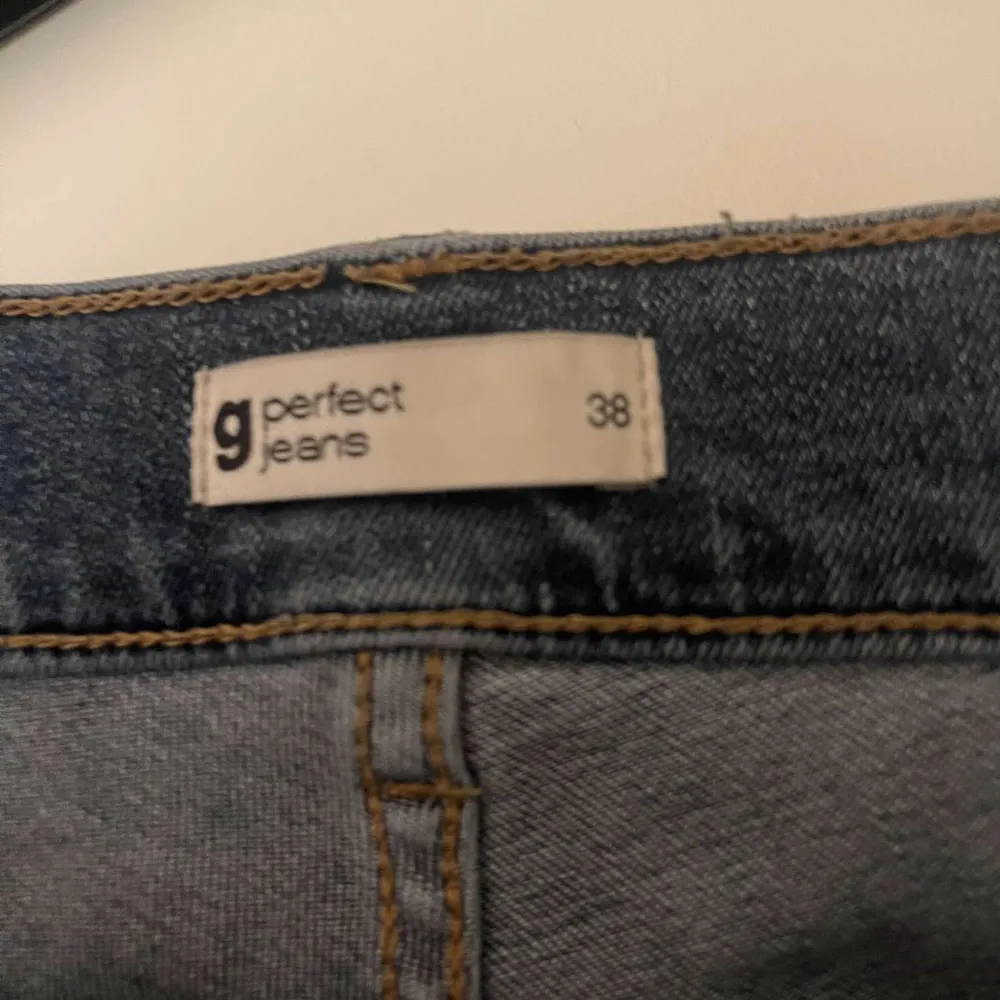 Säljer dessa jättesnygga & knappt använda lågmidjade jeans  från ginatricot!💗 Dom passar bra på mig som är ca 170 cm. Kom privat för fler bilder och detaljer!💕köparen står för frakten & priset kan diskuteras!🫶🏻. Jeans & Byxor.