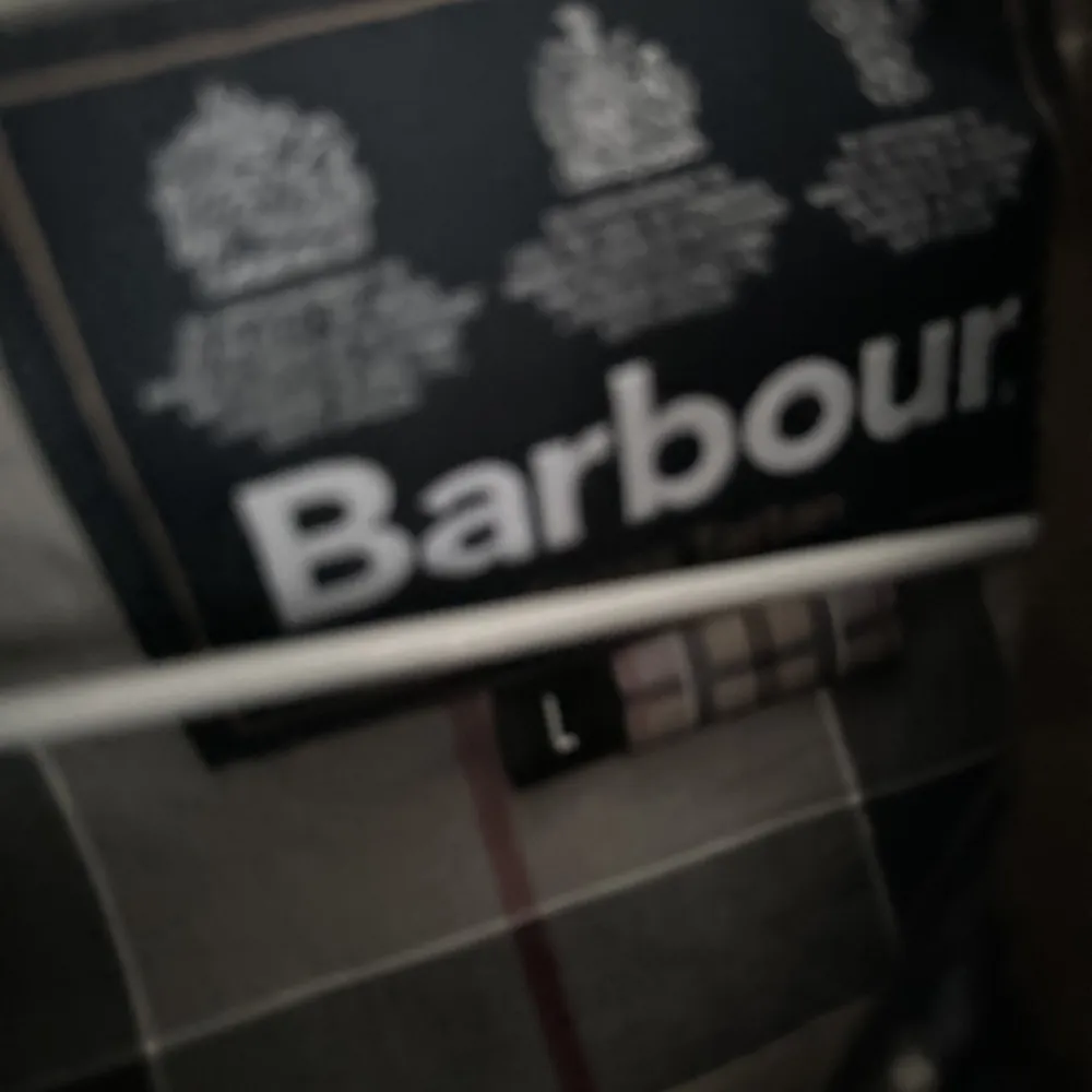Säljer en jätte fin herrjacka från Barbour!! Nästan aldrig använd, passar perfekt nu i höst . Jackor.