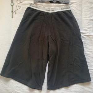 Calvin Klein shorts, de är äkta och endast köpts för några år sedan. Använd ett par gånger, men är som ny! 