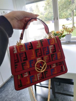 Fendi handväska  - Jättefin väska endast använd en gång så den är i nyskick!