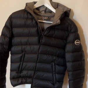 Colmar jacka - Dunjacka från colmar, inköpt för 3-4 år sen, sparsamt använd, har mestadels hängt i garderoben. 